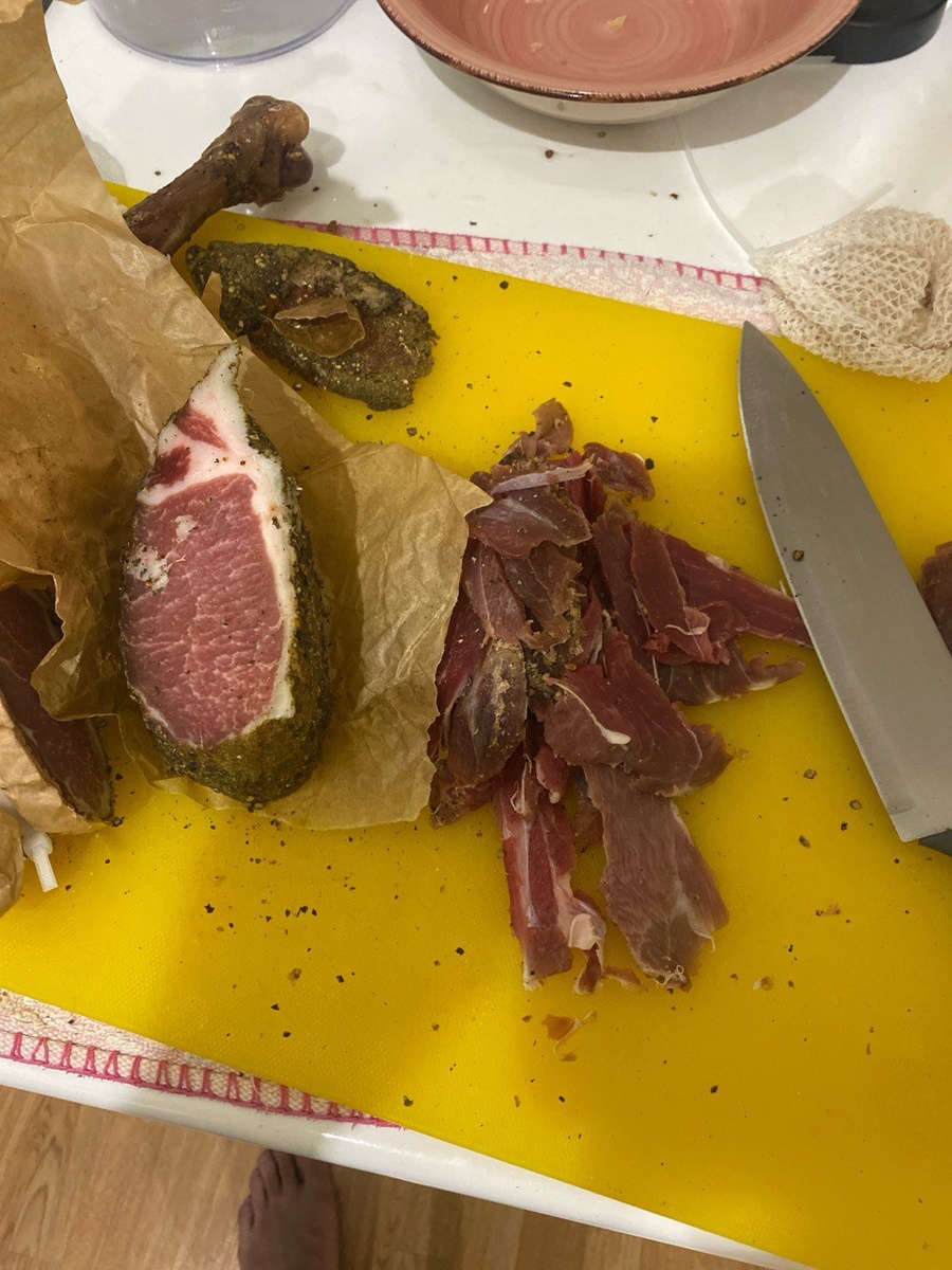 Первые пробы вяленной свинины и хамона из голени индейки