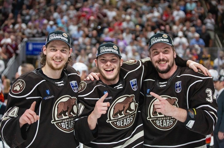    Богдан Тринеев, Иван Мирошниченко и Дмитрий Осипов после победы «Херши» в плей-офф АХЛ.соцсети Богдана Тринеева