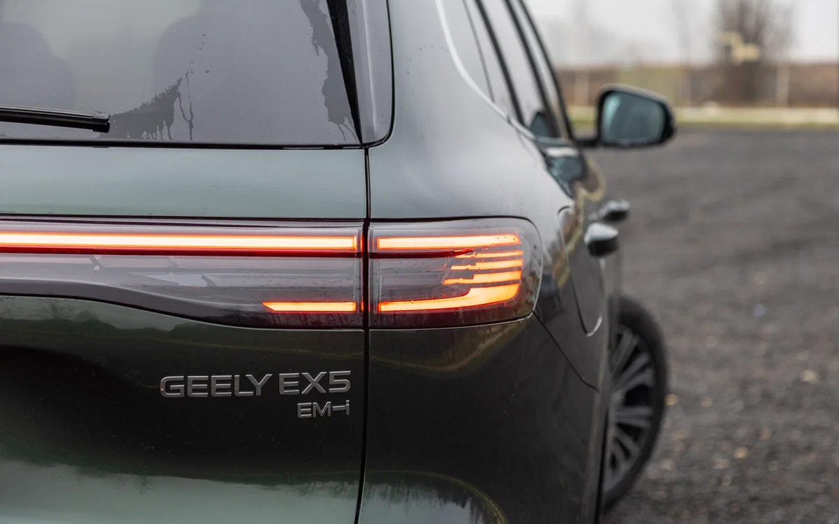 Денис Филатов для РБК📷С кормы Geely EX5 EM-i тоже новый. В частности, изменена крышка багажника, а номер переехал с бампера на нее. Лючок с зарядным разъемом Type 2/CCS Combo 2 расположили на заднем правом крыле, а бензиновый люк — на левом