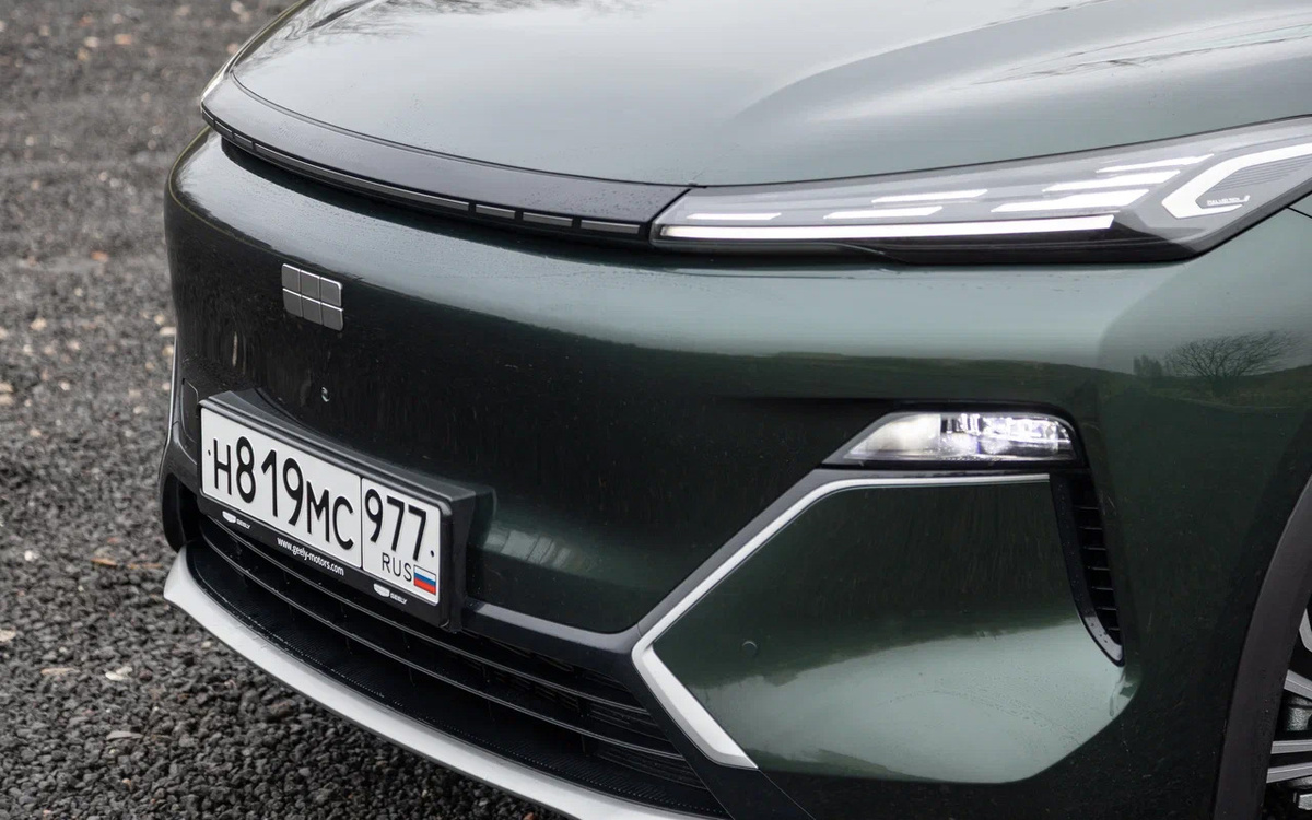 Денис Филатов для РБК📷Передок гибридного Geely EX5 EM-i полностью отличается от мордахи электрического EX5: другой бампер, иные фары, даже капот здесь свой