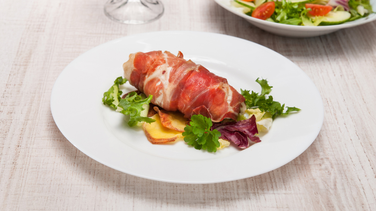 Фаршированные куриные грудки в пармской ветчине, приготовленные в мультиварке — праздничное горячее блюдо.