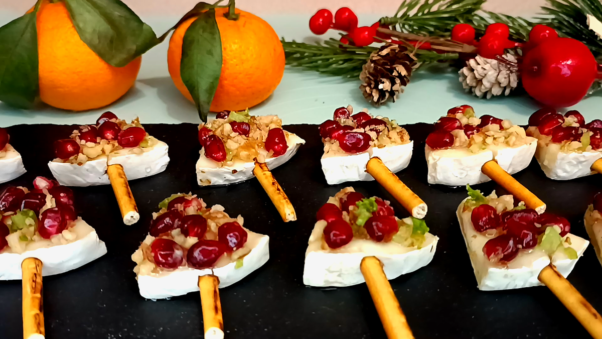 ⭐ «Ёлочки» из сыра бри с грецкими орехами и гранатом