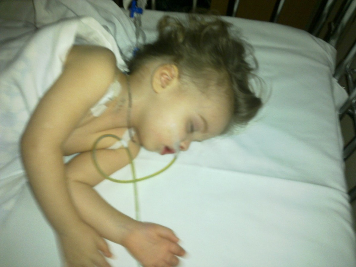 Варя между операциями в Филатовской больнице - начало декабря 2011