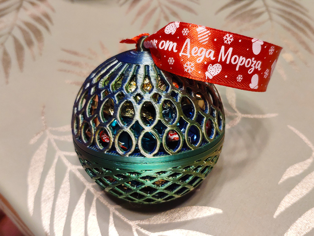 Новогодний шар с конфетами от Деда Мороза