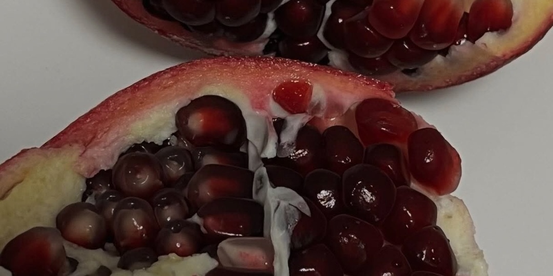 Съесть гранат целиком: гениальная идея или риск для здоровья? Врачи разбирают спорный вопрос