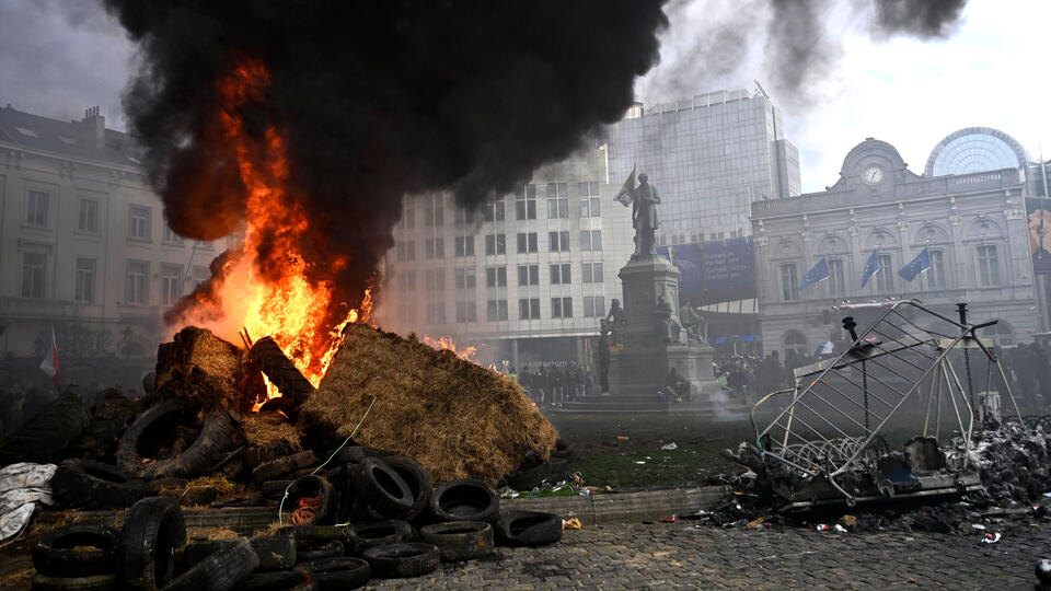     Народный гнев: обсуждающие кражу активов РФ лидеры ЕС попали под удар фермеров www.globallookpress.com/IMAGO/Didier Lebrun