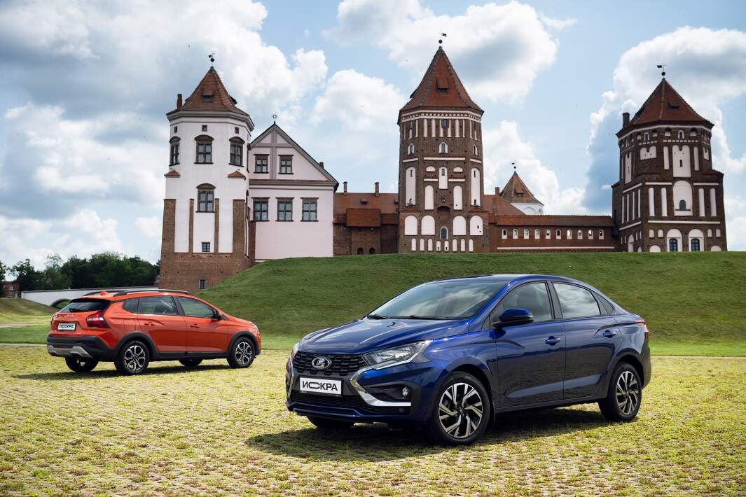 Седан Lada Iskra на 6 мм длиннее «Гранты» и на 11 мм короче «Весты». Габариты седана: 4333×1777×1517 мм. Версия SW Cross крупнее: 4342×1785×1544 мм. Колесная база у машин одинаковая — 2603 мм
Фото: АвтоВАЗ