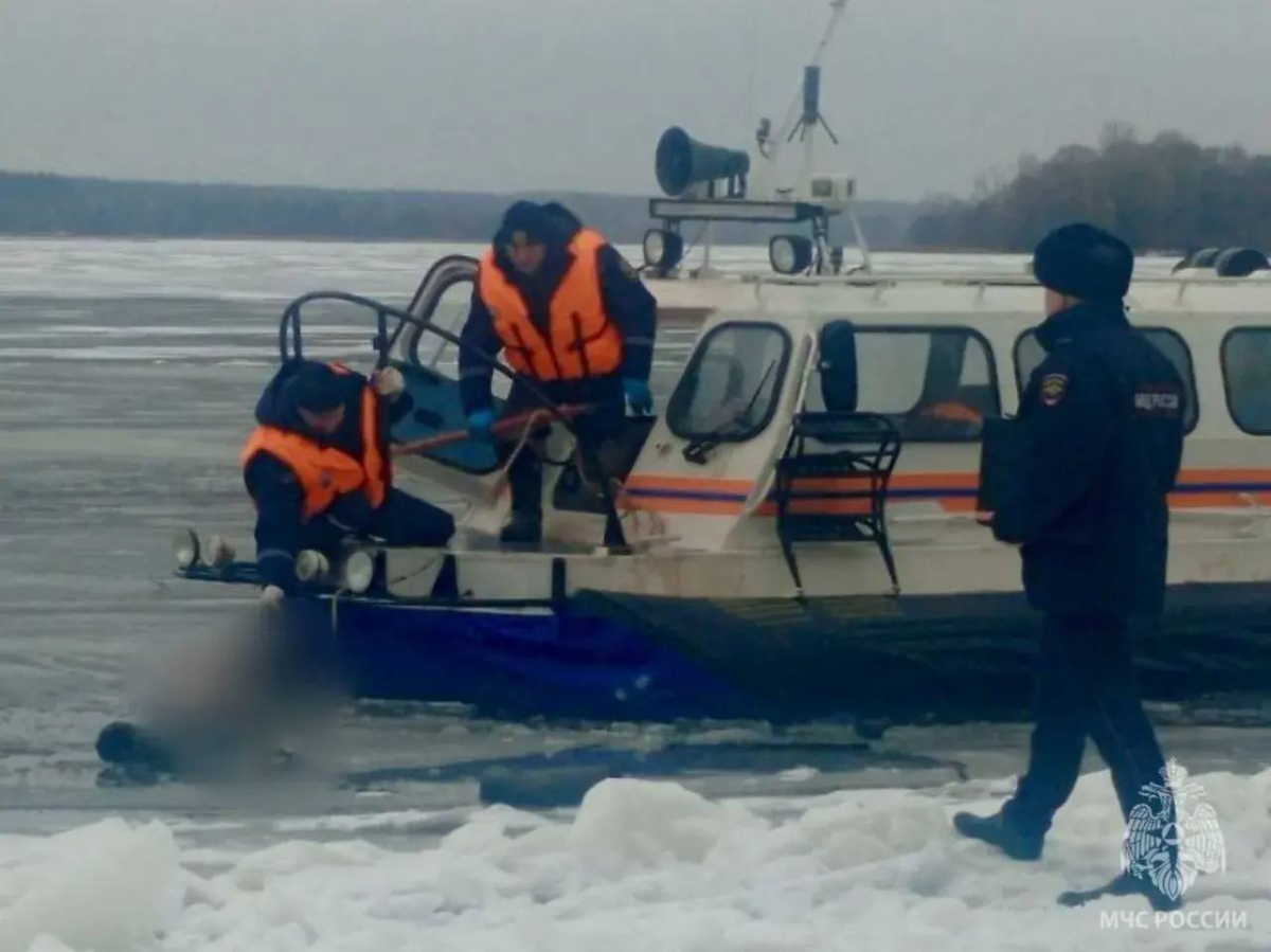    В МЧС России настоятельно рекомендуют не выходить на лед в настоящее время, потому что он еще слишком тонкий