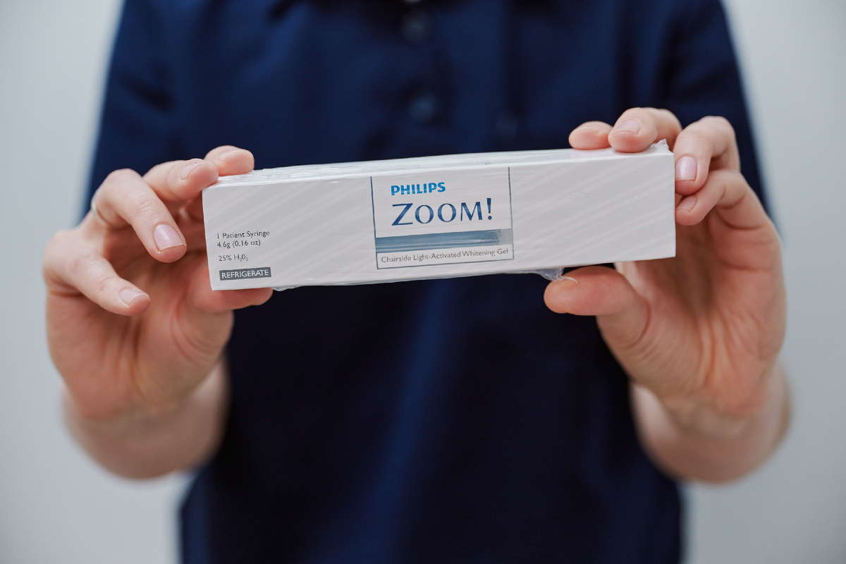 Доктора клиник ПРАЙМ работают с ZOOM 4 White Speed — это последнее поколение знаменитой системы профессионального отбеливания зубов Philips Zoom 