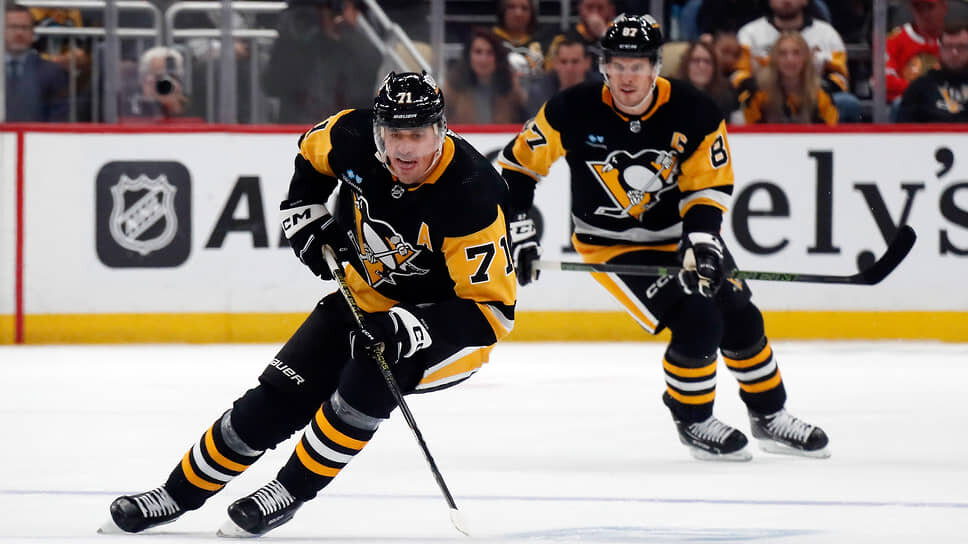 Новый владелец «Питсбурга» получит клуб с живыми легендами — Евгением Малкиным (на переднем плане) и Сидни Кросби — в составе, но отчаянно нуждающийся в радикальной кадровой перестройке.📷Фото: Charles LeClaire-USA TODAY Sports / Reuters