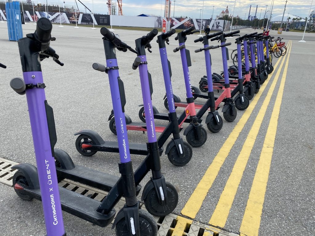 О самокатах-нарушителях просят сообщать, отправляя фотографию его номера. Но это не так-то просто сделать

На каждом прокатном электросамокате есть уникальный номер, он расположен на заднем крыле. В департаменте транспорта просят сфотографировать самокат-нарушитель, чтобы был виден его номер, и отправить фото через приложение оператора, на самокате которого было совершено нарушение.

✹ На словах просто, но на деле есть нюансы
 — номер слишком маленький и не всегда получится его сфотографировать или даже просто запомнить, особенно если самокат едет
 — обычный человек, не разбирающийся в самокатах, вряд ли отличит самокат одного оператора от другого
 — не все будут ставить приложение, чтобы написать в чат поддержки

✹ Мы немного облегчим задачу
 — фиолетовые самокаты — это оператор «Юрент». Ему можно писать без приложения: на почту support@urent.ru или в телеграм urent_support_bot
 — желтые самокаты — это оператор «Яндекс». Для связи нужно приложение, но это то же приложение Яндекс.Go, через которое вы заказываете такси или доставку еду — выберите внизу вкладку «Самокаты» и затем нажмите «Поддержка»

✹ Какие нарушения легко увидеть
 — две человека едут на одном самокате
 — на самокате едет человек, которому явно меньше 18 лет
 — водитель не сошел с самоката, переходя дорогу (особенно важно для переходов без светофора и для переходов, на которые поворачивают по «белой стрелке»)
 — самокат очевидно мешает пешеходам или не уступает им дорогу

✹ В департаменте транспорта обещают, что нарушителя предупредят или оштрафуют, а за грубые или систематические нарушения заблокируют в сервисе. С начала сезона операторы заблокировали более семи тысяч аккаунтов нарушителей. Правда, не уточняется, за какие именно нарушения.