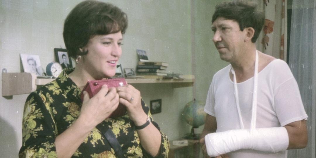 В фильме «Бриллиантовая рука» одна реплика Мордюковой была цензурирована, исходный текст можно прочитать по губам.