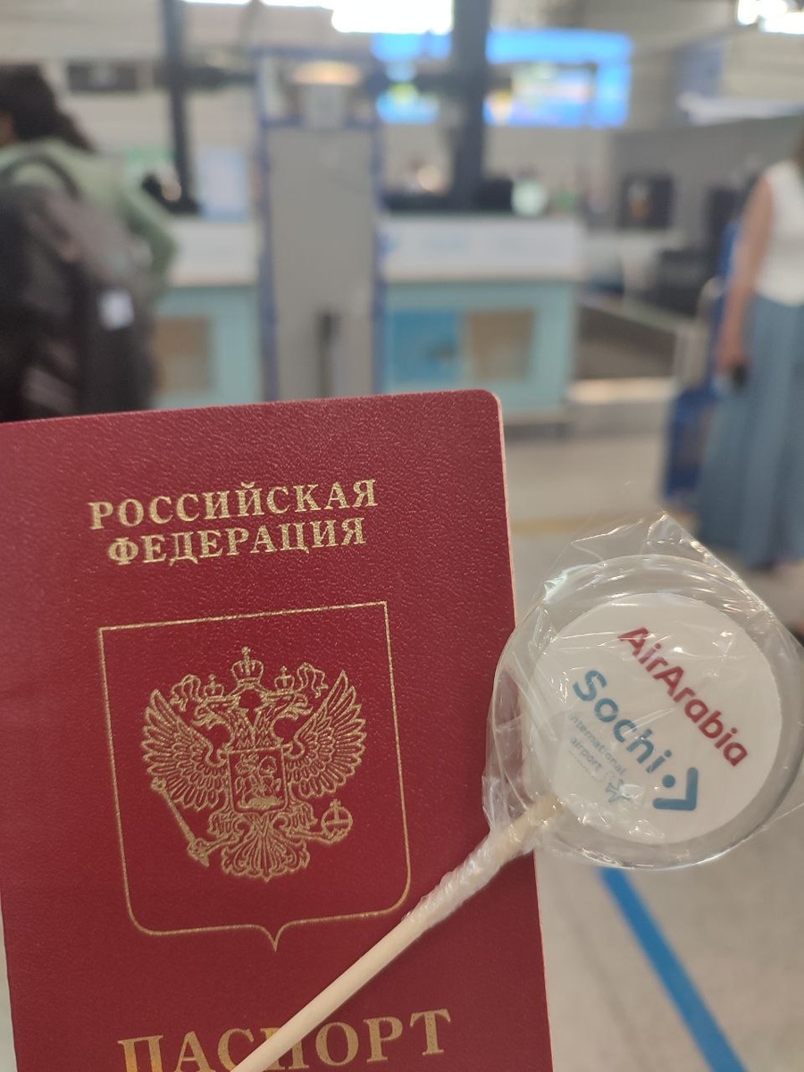 На стойке регистрации симпатичные девушки вручали сладкие подарки