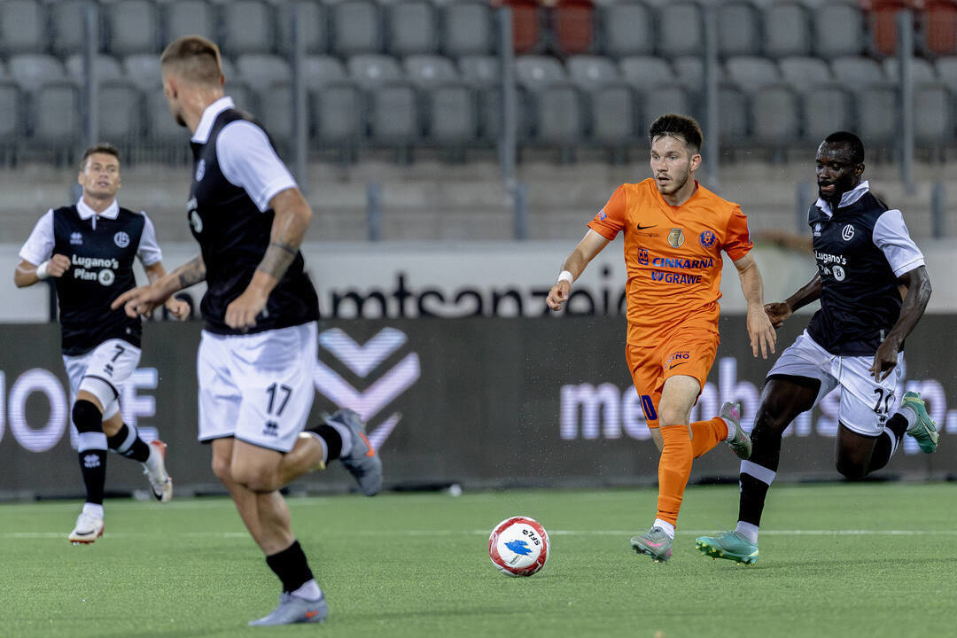    Российский полузащитник «Целе» Никита Иосифов (в оранжевом) в матче Лиги конференций против «Лугано». Global Look Press