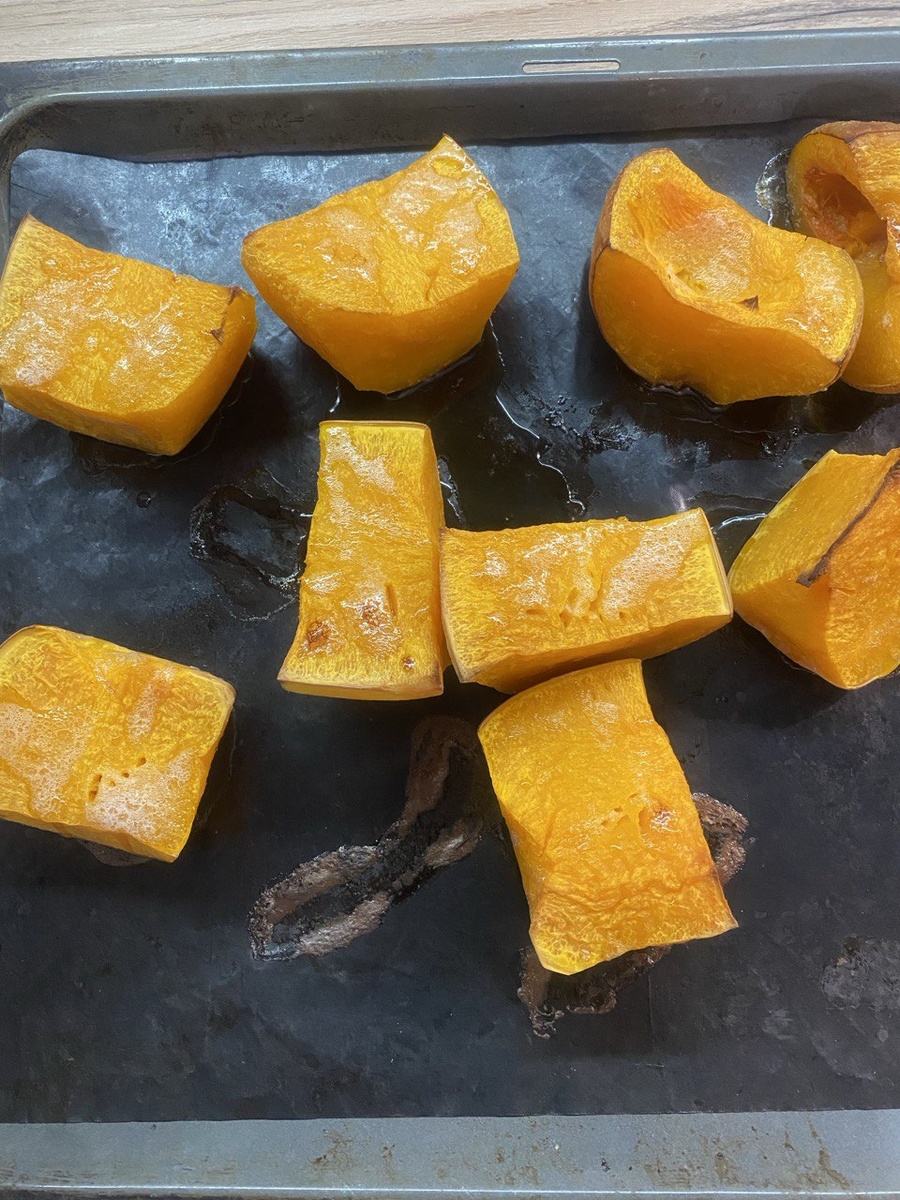 Вот так красиво она запеклась. Если кожуру не убирали, то само время это сделать (только остудите тыкву 🎃)