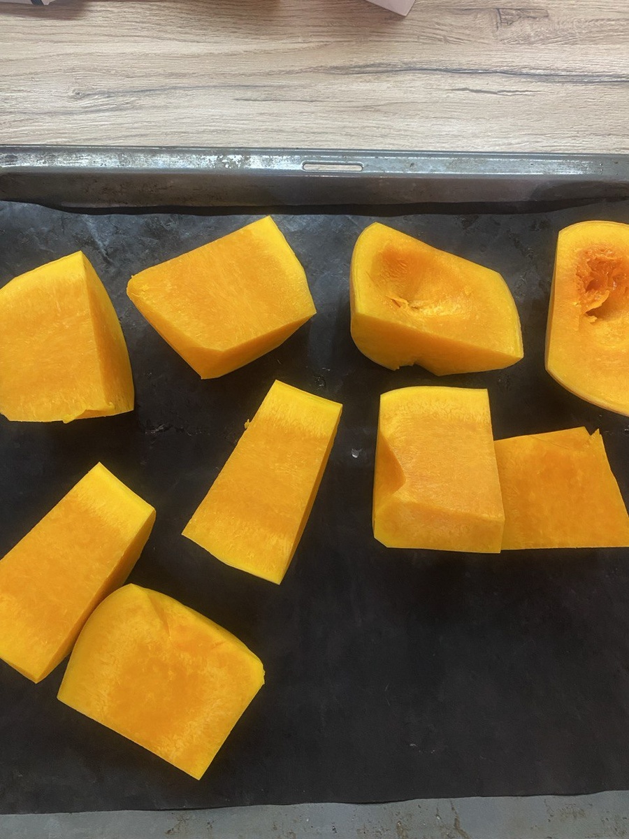 И поставила в духовку на 160 градусов. Запекать нужно до мягкости. Да и по кухни пойдёт приятный и вкусный аромат тыквы