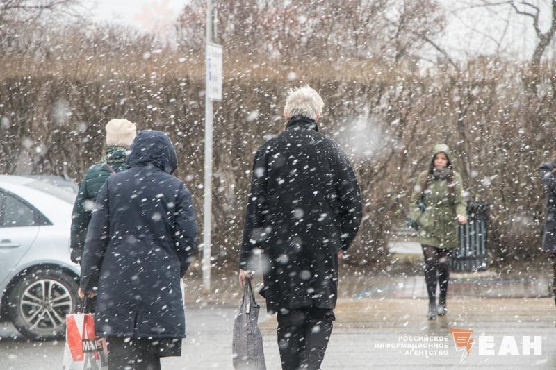    ЕАН. Люди идут в снегопад