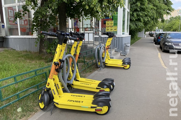 «Яндекс» выписывает штрафы за нарушения ПДД на самокатах через приложение, а также может блокировать аккаунты, включая крупные штрафы до 100 000+ рублей за передачу самоката детям или езду в нетрезвом виде, помимо штрафов по КоАП РФ (800-1500 руб.) за базовые нарушения, такие как езда вдвоем, превышение скорости или проезд в запрещенной зоне. Штрафы от «Яндекс Go» могут быть значительно выше, чем государственные, например, 3000 руб. за езду вдвоем и до 100 000 руб. за передачу несовершеннолетним. 