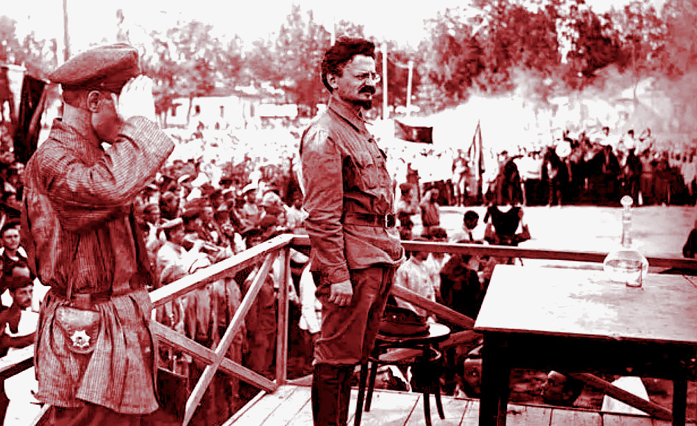 Лев Давидович на траурном митинге, 1919 г.