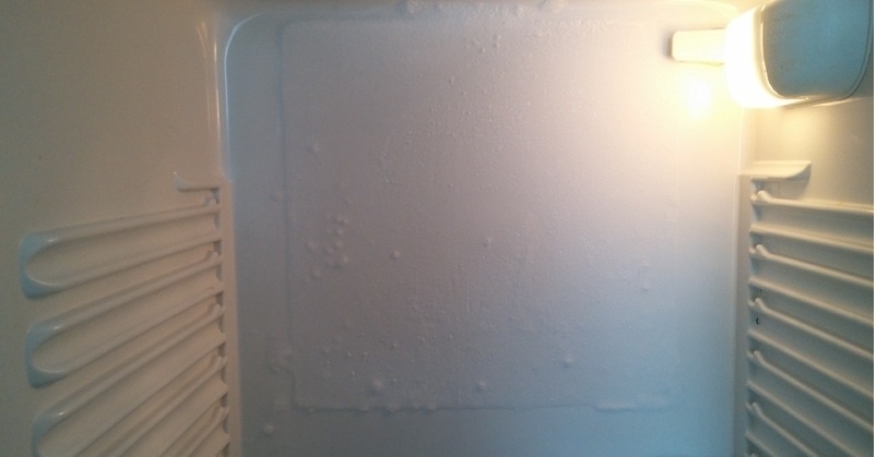 Задняя стенка в таких холодильниках сначало намерзает, а потом оттаивает