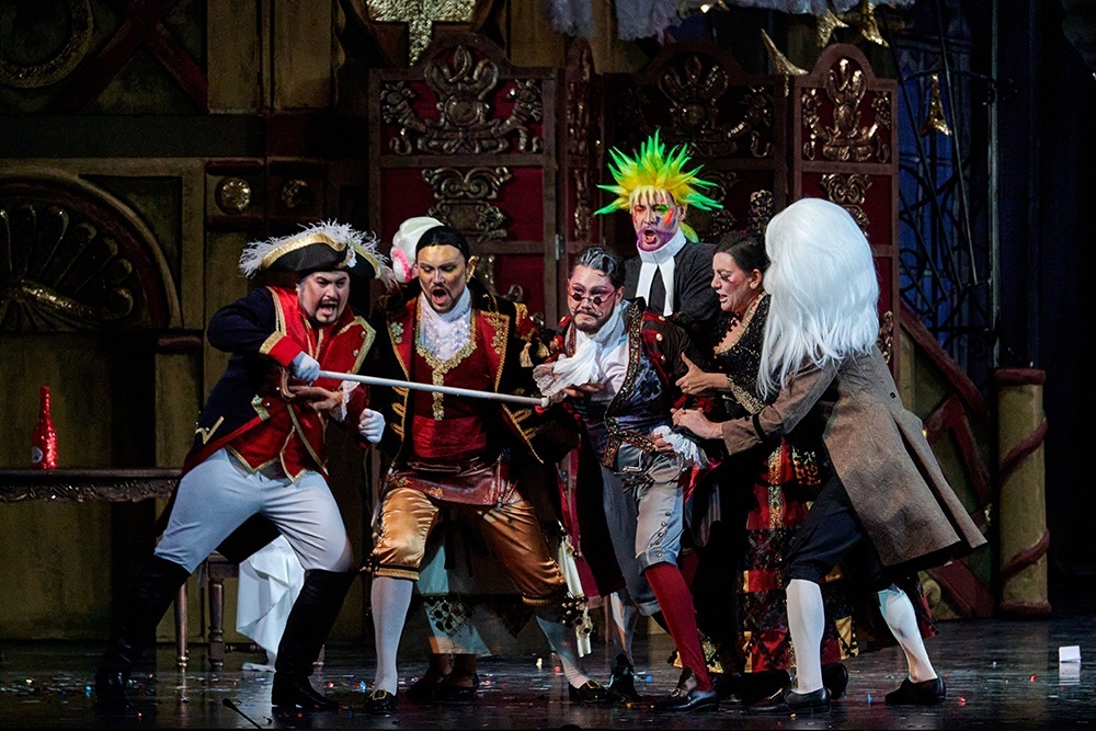    Получился умный спектакль, где исторические наряды с париками соседствуют с юмором из дня сегодняшнего. / Пресс-служба Башоперы