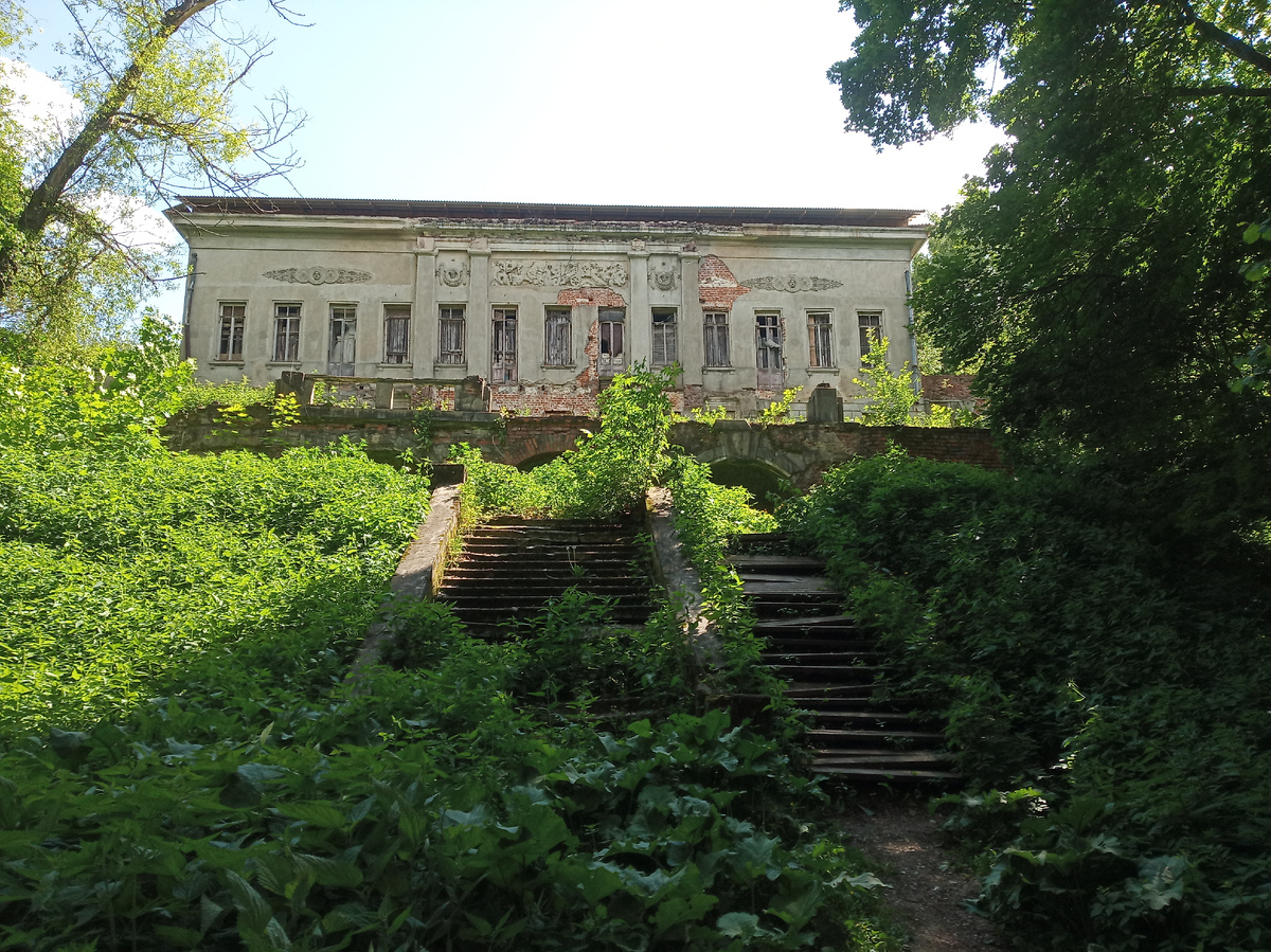 Вид на главный дом усадьбы с одной из природных террас. (фото автора)
