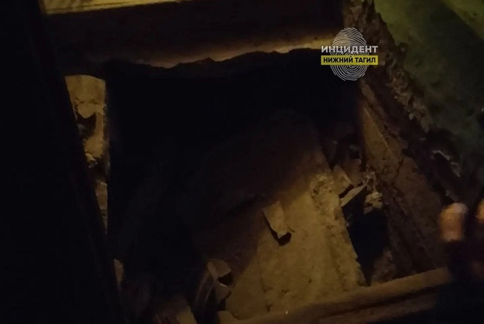    Пол провалился в подъезде дома на Энтузиастов. Фото: телеграм-канал «Инцидент Нижний Тагил».