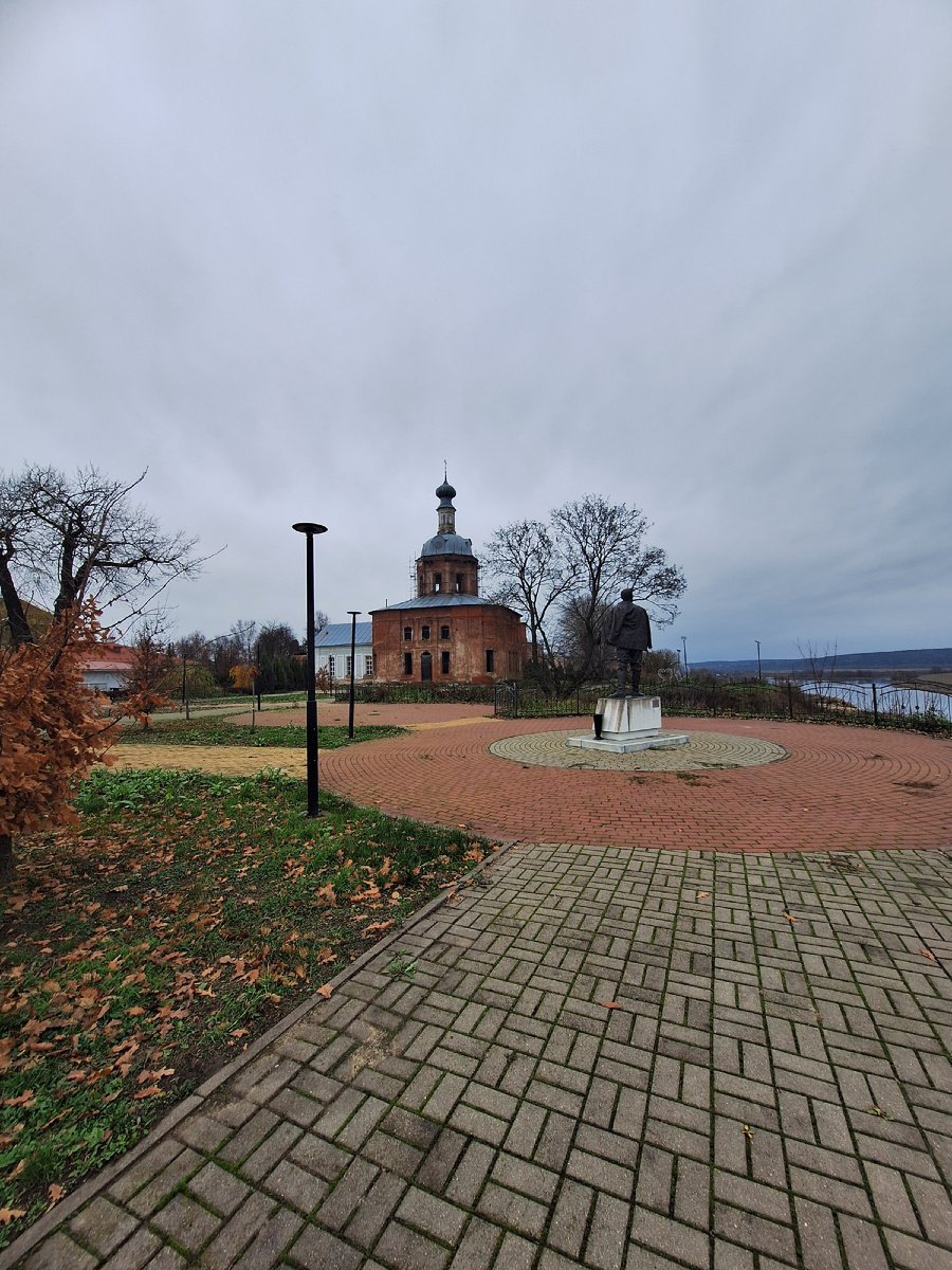 Церковь расположена как бы с края бульвара 