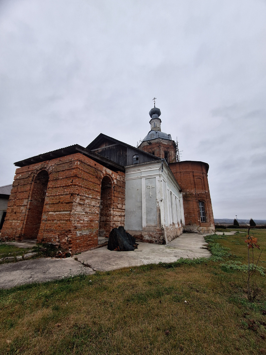 На фото видно, что здание несколько раз перестраивалось, добавлялись пристройки 