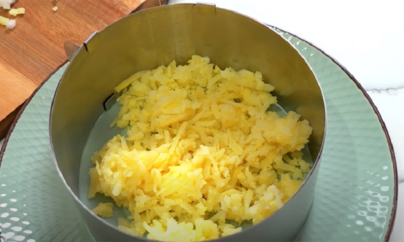 Как сделать любимый салат «Мимоза» неотразимым и праздничным