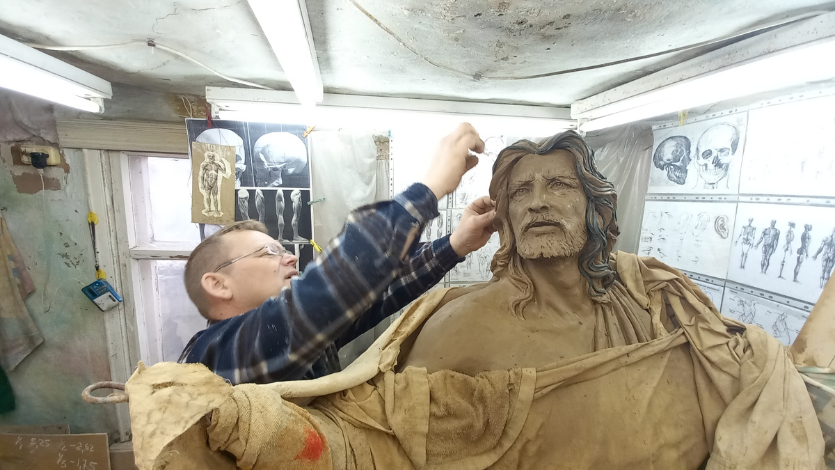 Скульптор за работой будни Мастерской скульптора "Галатея" фото из личного архива