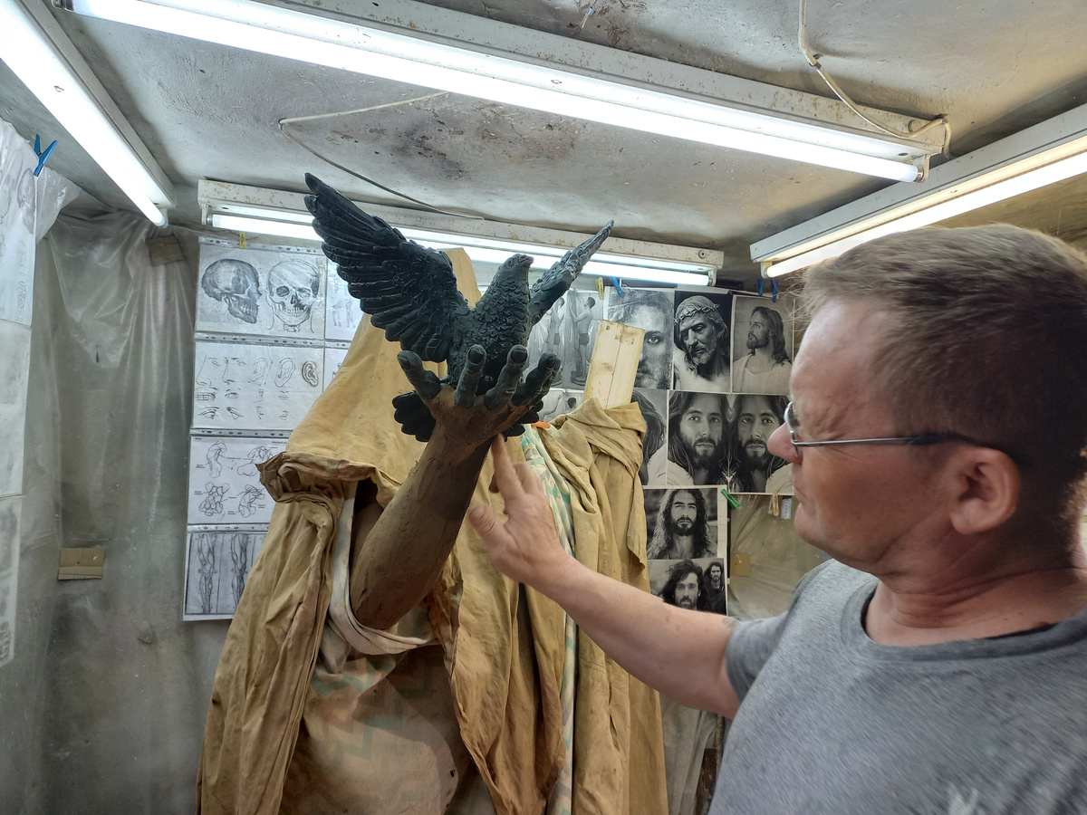 Скульптор за работой будни Мастерской скульптора "Галатея" фото из личного архива