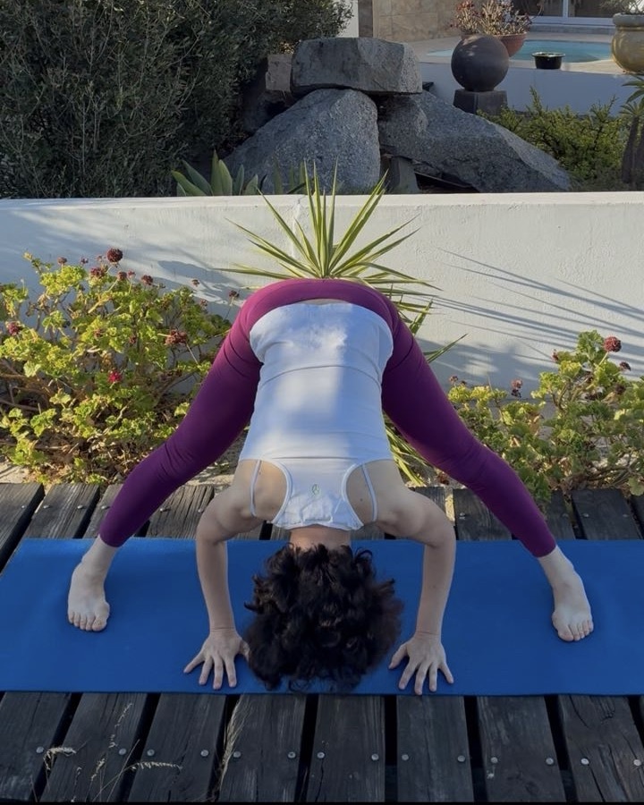 Автор: широкий наклон вперед (Прасарита Падоттанасана). Фото из личного архива