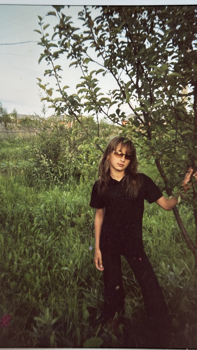 Когда делали это фото, я себе казалась классной и модной. Когда уже не была подростком, но еще была юна, мне было немного неловко и стыдно за это фото. Сейчас смотрю - ну реально классная стильная девчонка же! И футболка-поло, и брюки клеш, и даже очки хорошо мэтчатся тут!