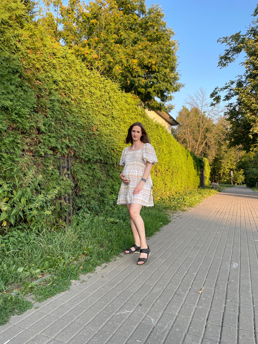 Я даже часто шила то, что потом совсем не носила. Как вот это платье, например. Понятно, что я его шила, чтобы беременный живот просто влезал. Но какие рукава-колокольчики? Какой милый девичий стиль? В этом вообще нет меня!