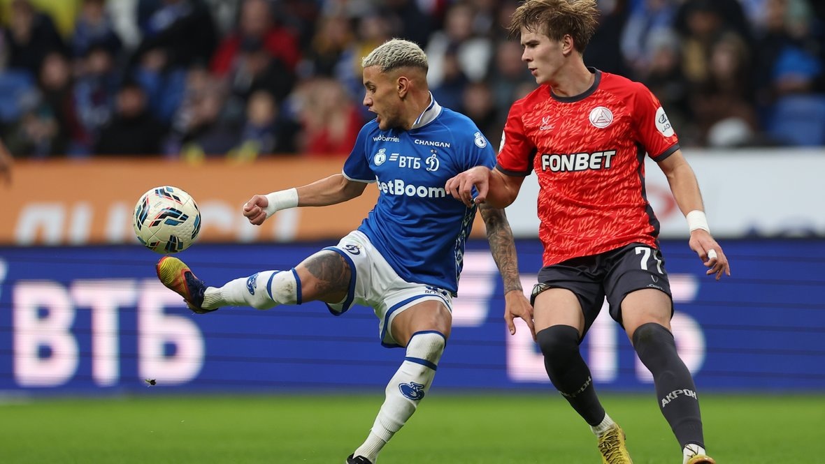    Полузащитник «Динамо» Бителло и нападающий «Акрона» Дмитрий Пестряков.Александр Федоров