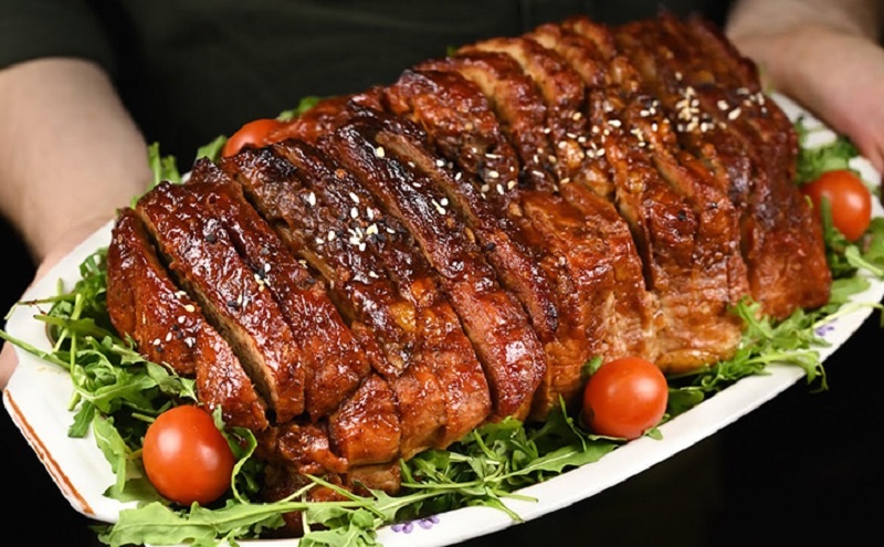 Новогодняя буженина со сливами и яблоками: мясо для настоящего зимнего застолья