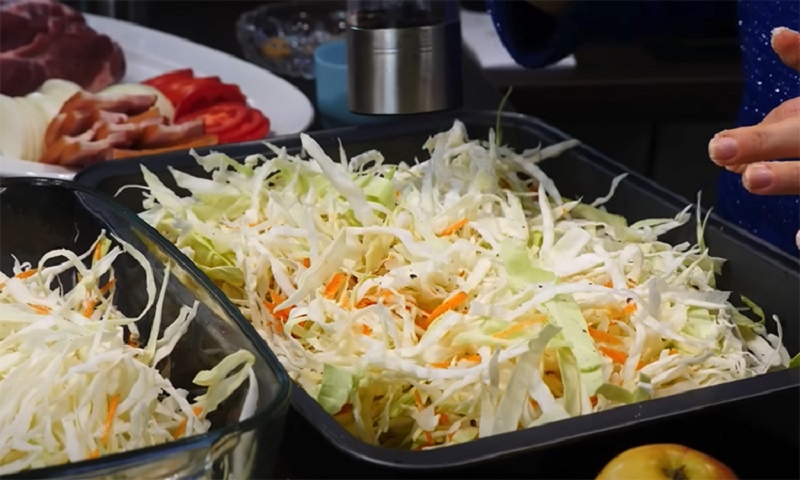 Новогодняя буженина со сливами и яблоками: мясо для настоящего зимнего застолья