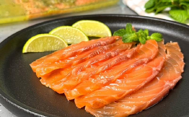 Пьяная семга к новогоднему столу: мурманская классика с ароматом лайма и коньяка