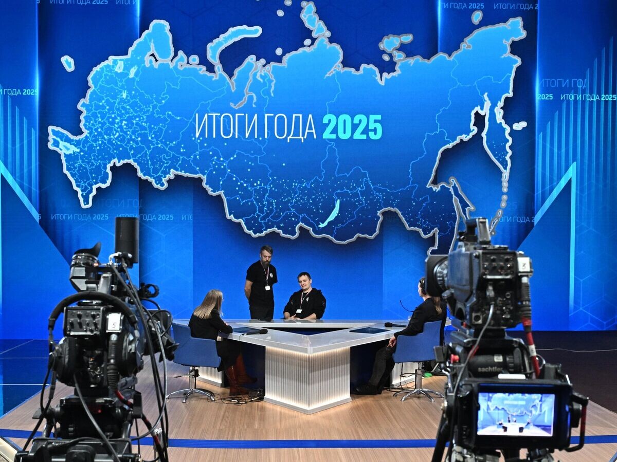    Подготовка площадки для прямой линии и пресс-конференции президента РФ Владимира Путина | © РИА Новости / Сергей Бобылев