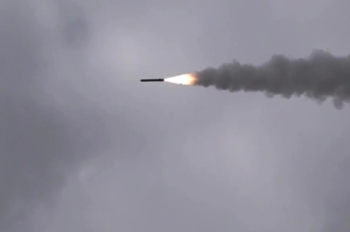    Военные объекты ВСУ вновь под ударами российских ракет, бомб и беспилотников.