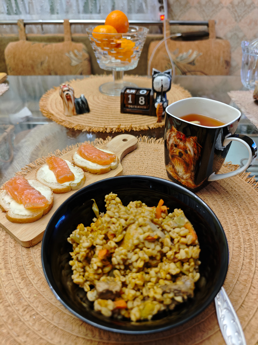 Булгур с индейкой и овощами, бутерброды с с/с сёмгой, чай с лимоном