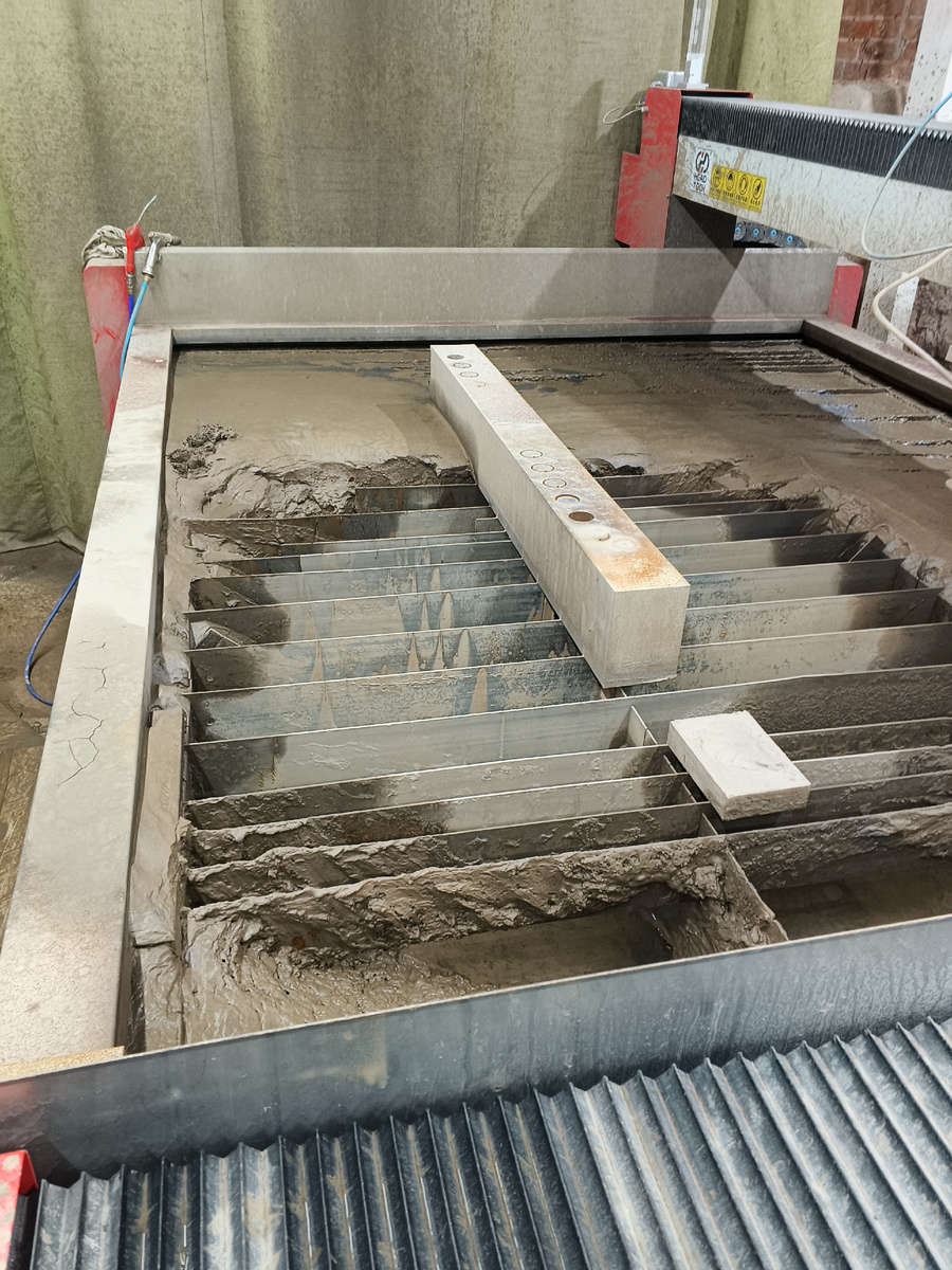 Вот эта железочка посередине весит 100 кг, а может и больше