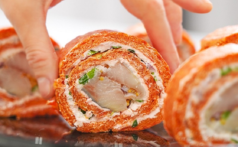 Новогодний рулет из селёдки и свёклы: праздничная интерпретация любимой «шубы»