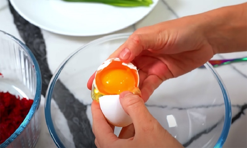 Новогодний рулет из селёдки и свёклы: праздничная интерпретация любимой «шубы»