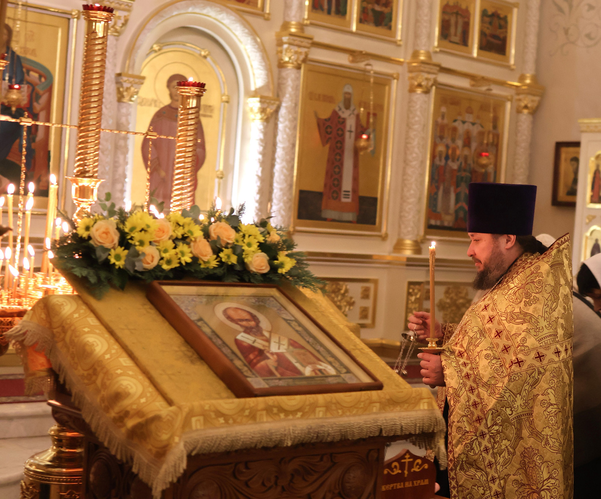 Настоятель кадит праздничную икону святителя Николая. Листайте
