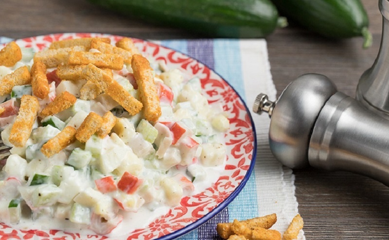 Салат из крабовых палочек с чесночной заправкой и зеленью — новый вкус знакомого блюда