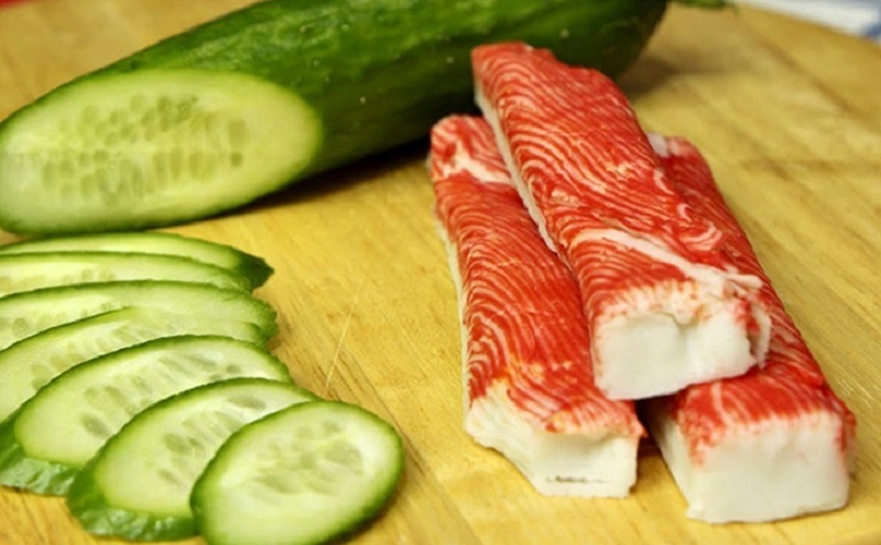 Салат из крабовых палочек с чесночной заправкой и зеленью — новый вкус знакомого блюда