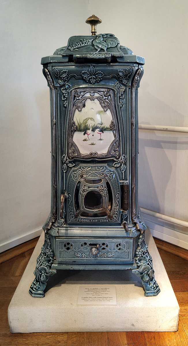 Печь "Le Gaulois" с эмалевыми вставками. Западная Европа. Начало XX века. Дворец Меншикова.