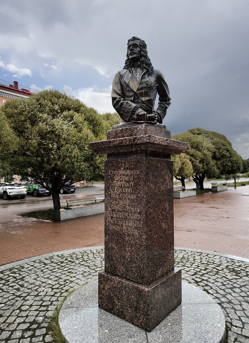 Памятник Рагузинскому был торжественно открыт в 2011. Красная площадь, Шлиссельбург.